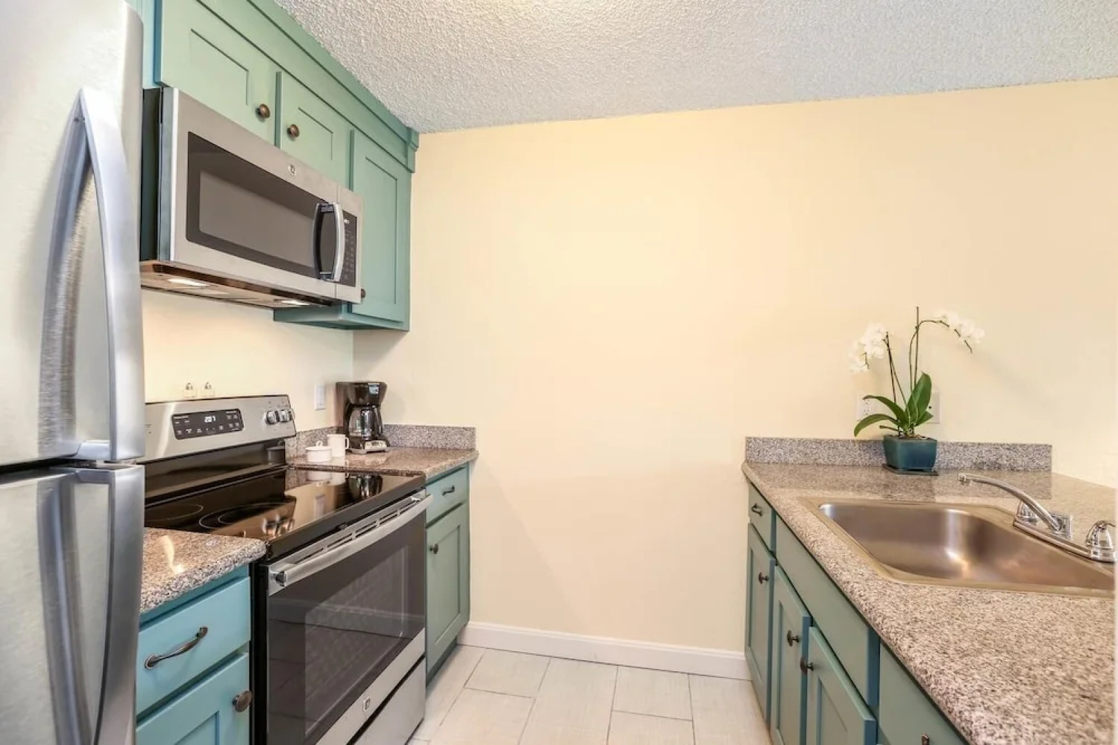 Beautifully Upgraded, Full Kitchen, Comfy King Bed, Ac 1 Bedroom Condo by RedAwning