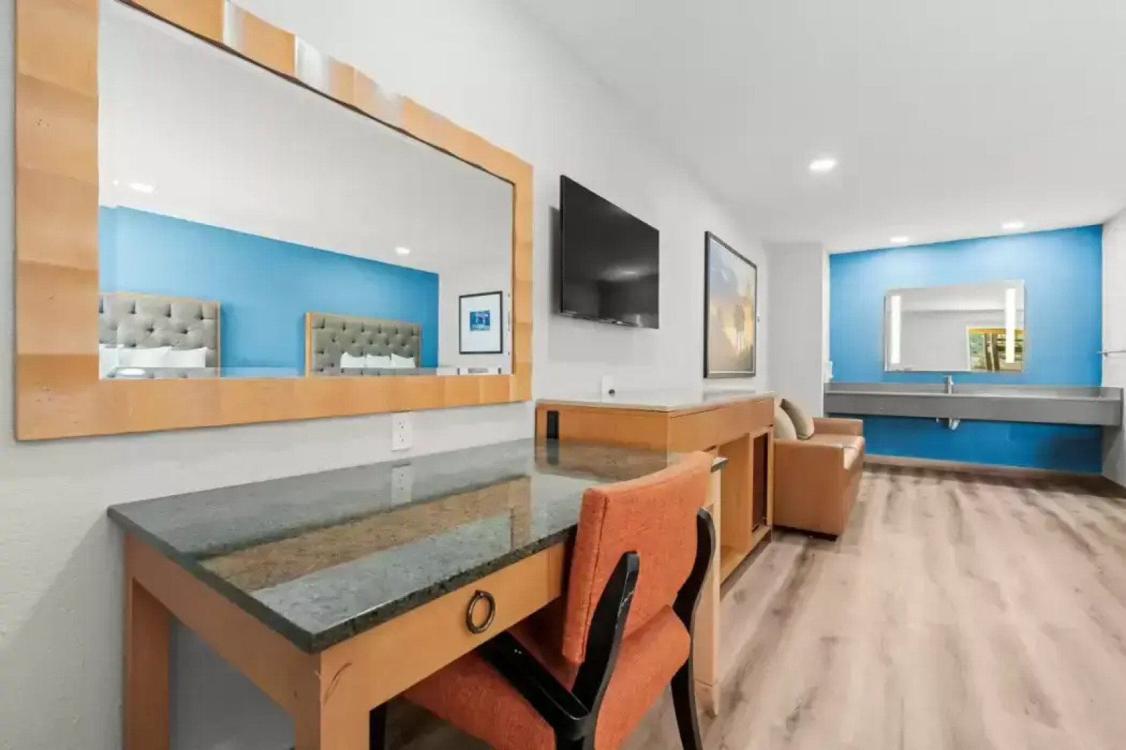 Econo Lodge Inn & Suites