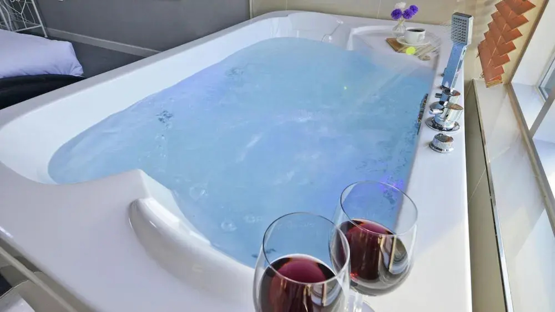 Janghohang J Story Spa Pension