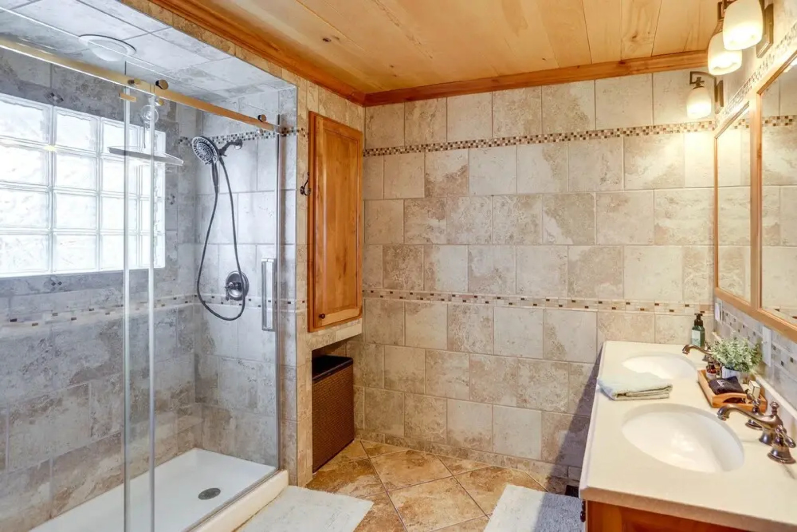 Warm & Cozy Mansfield Home: Deck, Gas Fire Table!