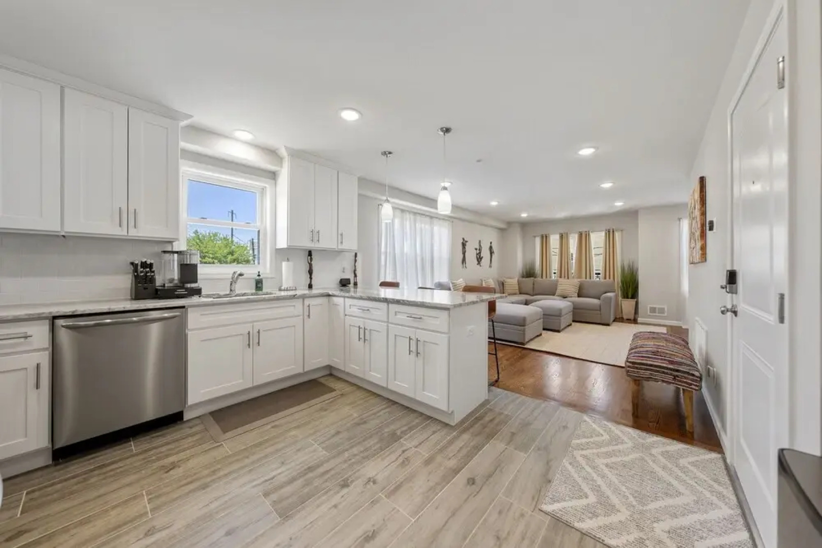 Simon Stays I Grand Oasis