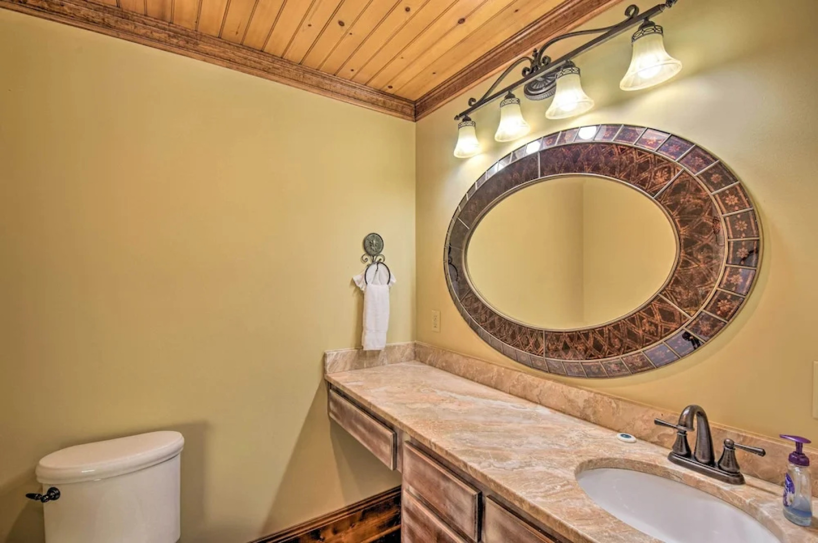 Clarkesville Ranch Cabin w/ Screened-in Porch!