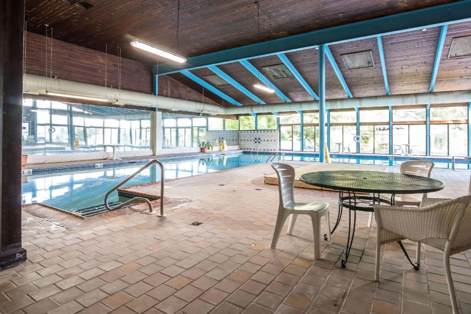 Econo Lodge Inn & Suites