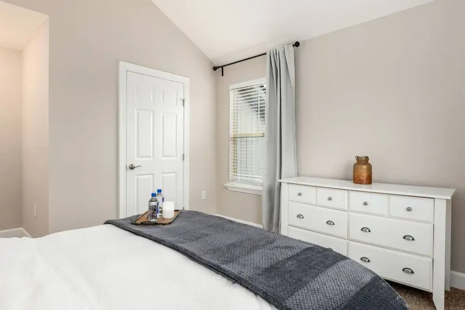 Woodland Penthouse 2BR W D Pool Gym Walkable