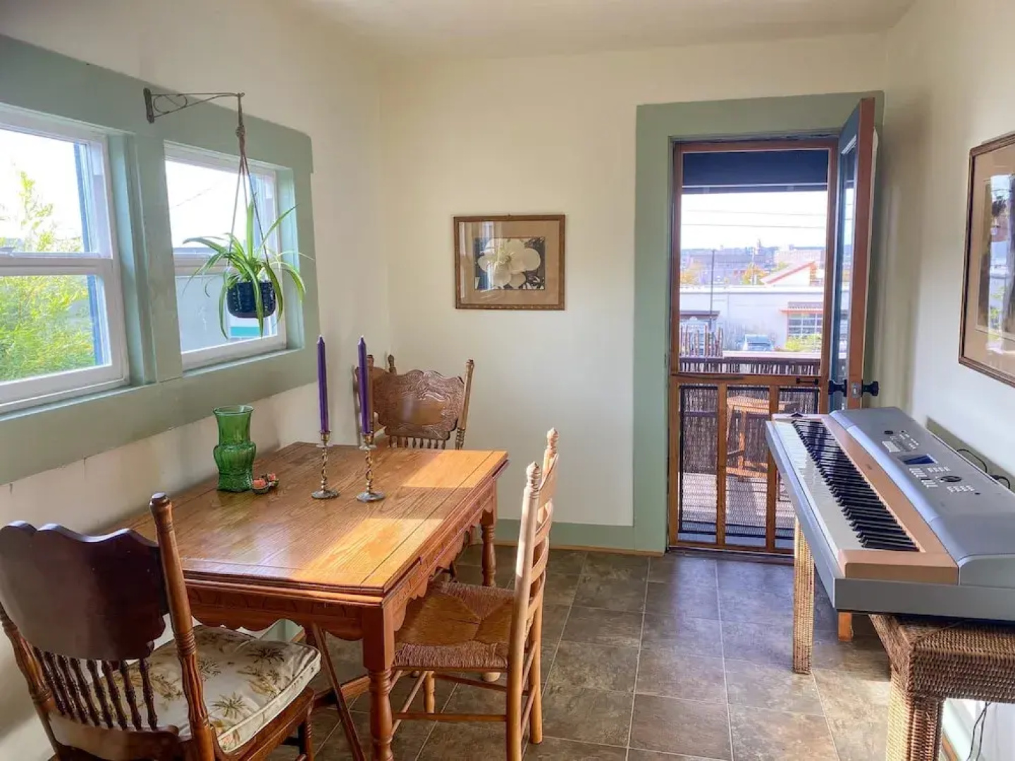 Upstairs at Thevictorian - Lush Walkable and Dog-friendly Retreat - Steps From Downtown Bellingham