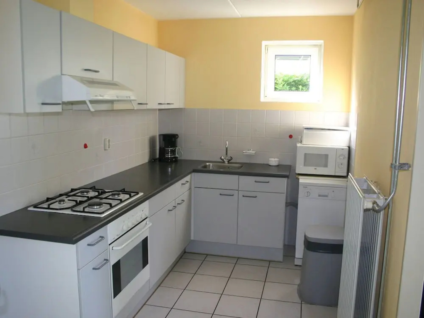 Tidy Bungalow With Dishwasher, Close to the Water