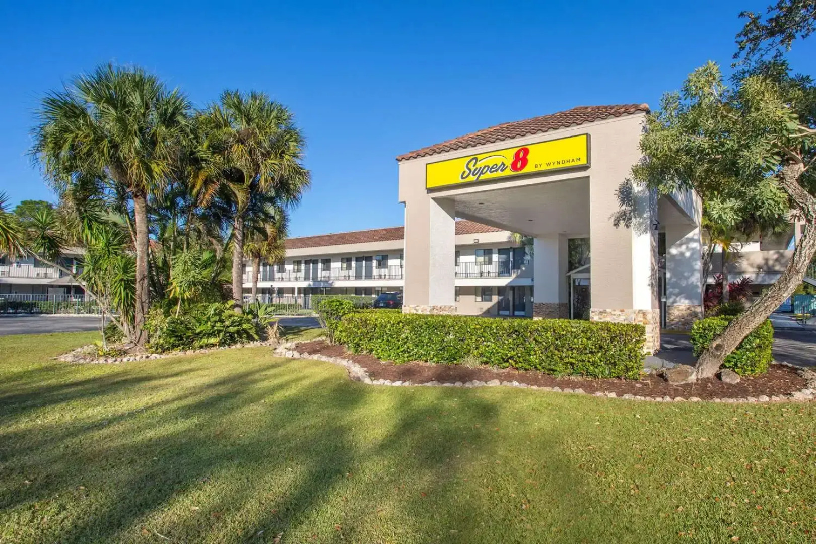 Super 8 By Wyndham Naples