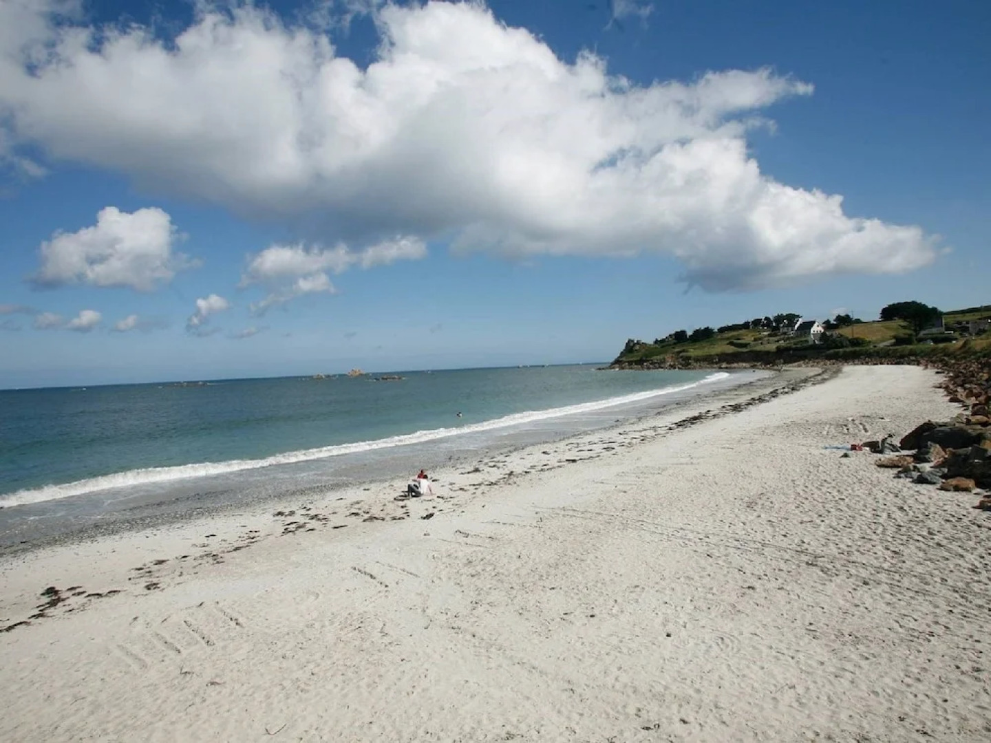Cozy Apartment at the Beach, Along a Stunning Rocky Shore