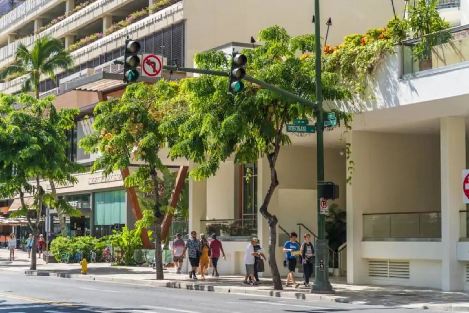 Waikiki Condo Rental - Hawaiian King