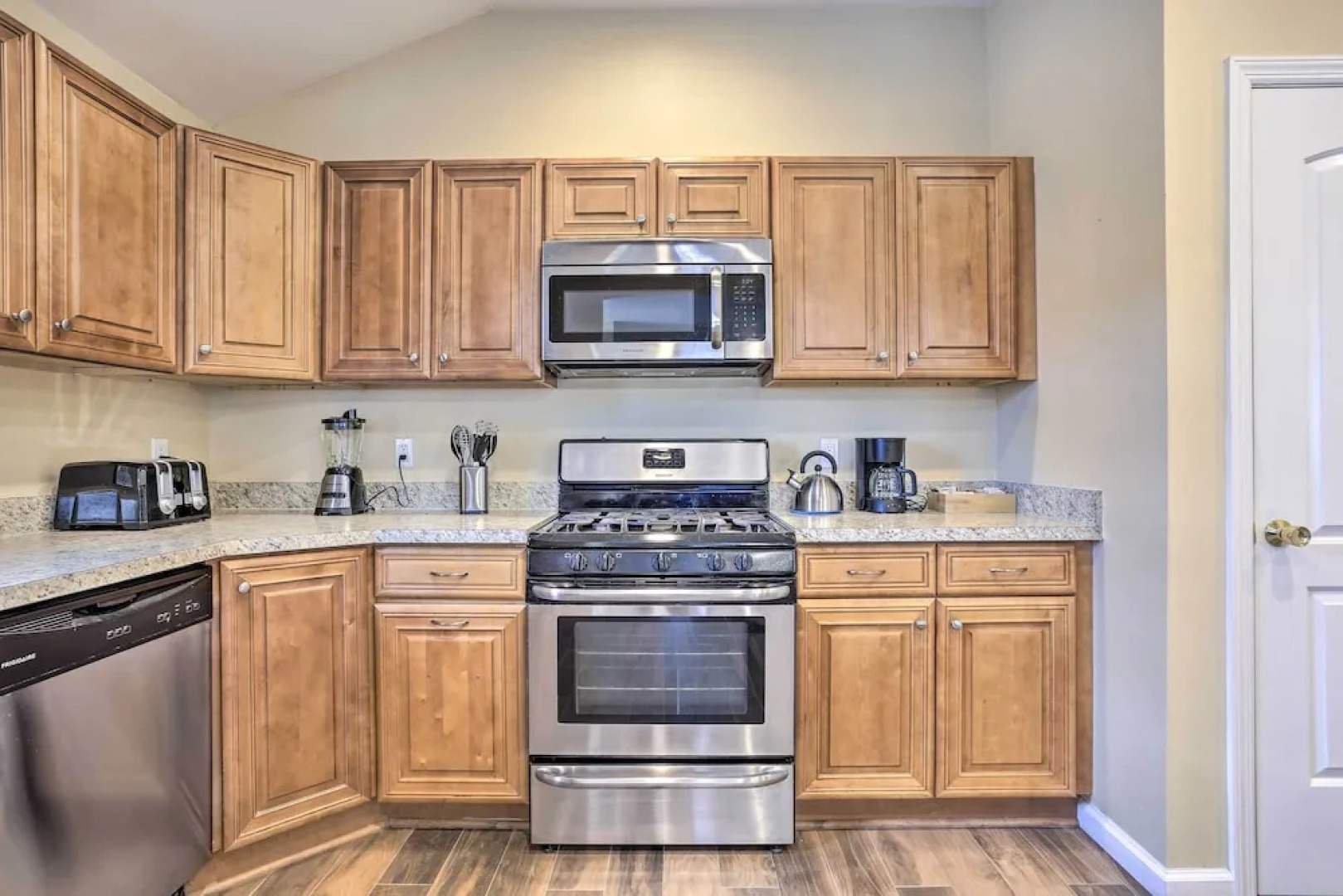 Ideally Located Glen Cove Apartment!