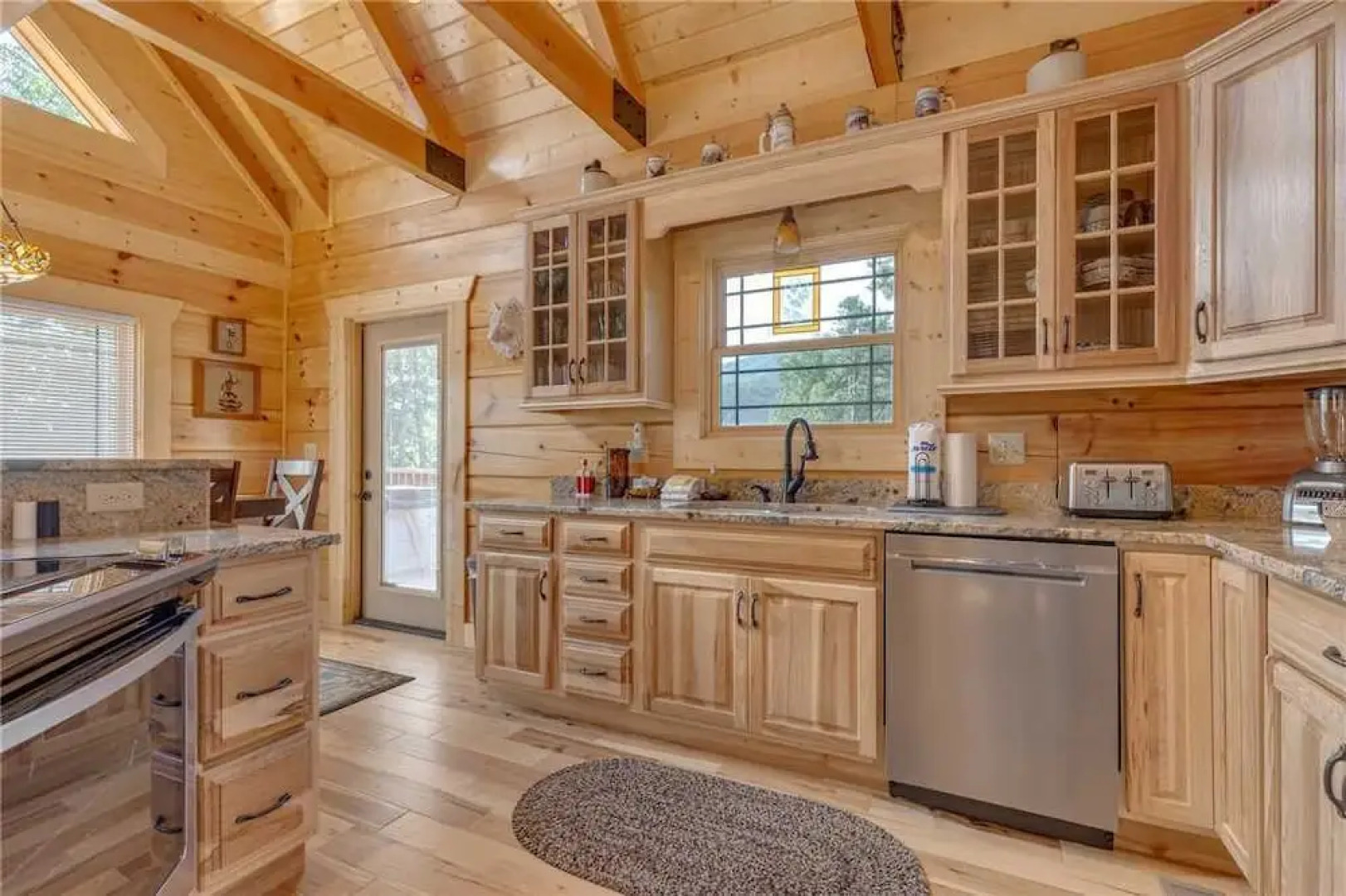 Lone Wolf Lodge - Three Bedroom Cabin