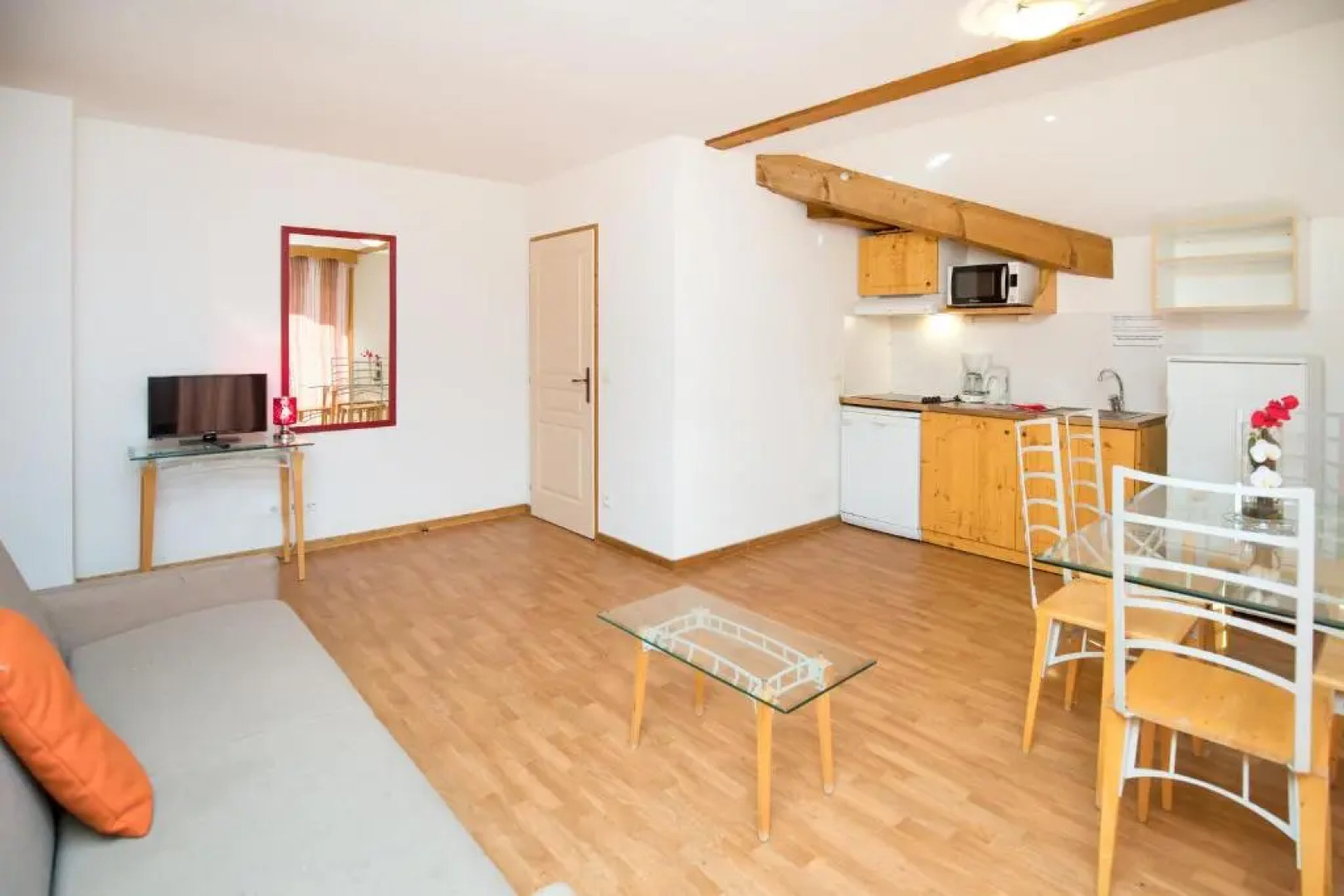 Le Hameau SPA & PISCINE appartement 3 pieces 6pers by Alpvision Residences