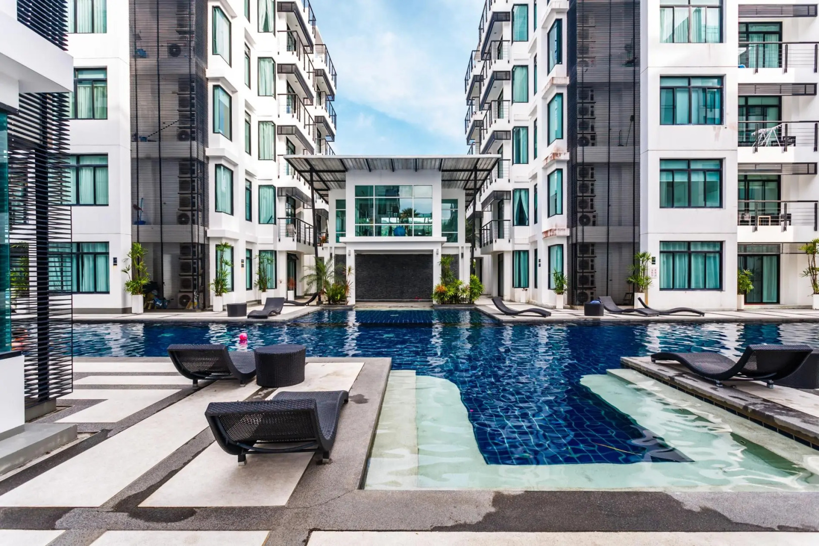 High floor 3 bdr apartment with pool and gym