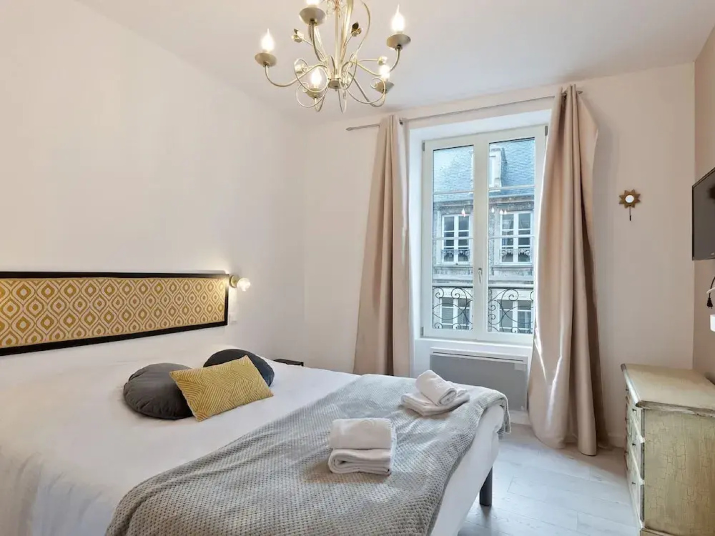 Fascinating Apartment in Bayeux With Communal Terrace/living Room and Kitchen