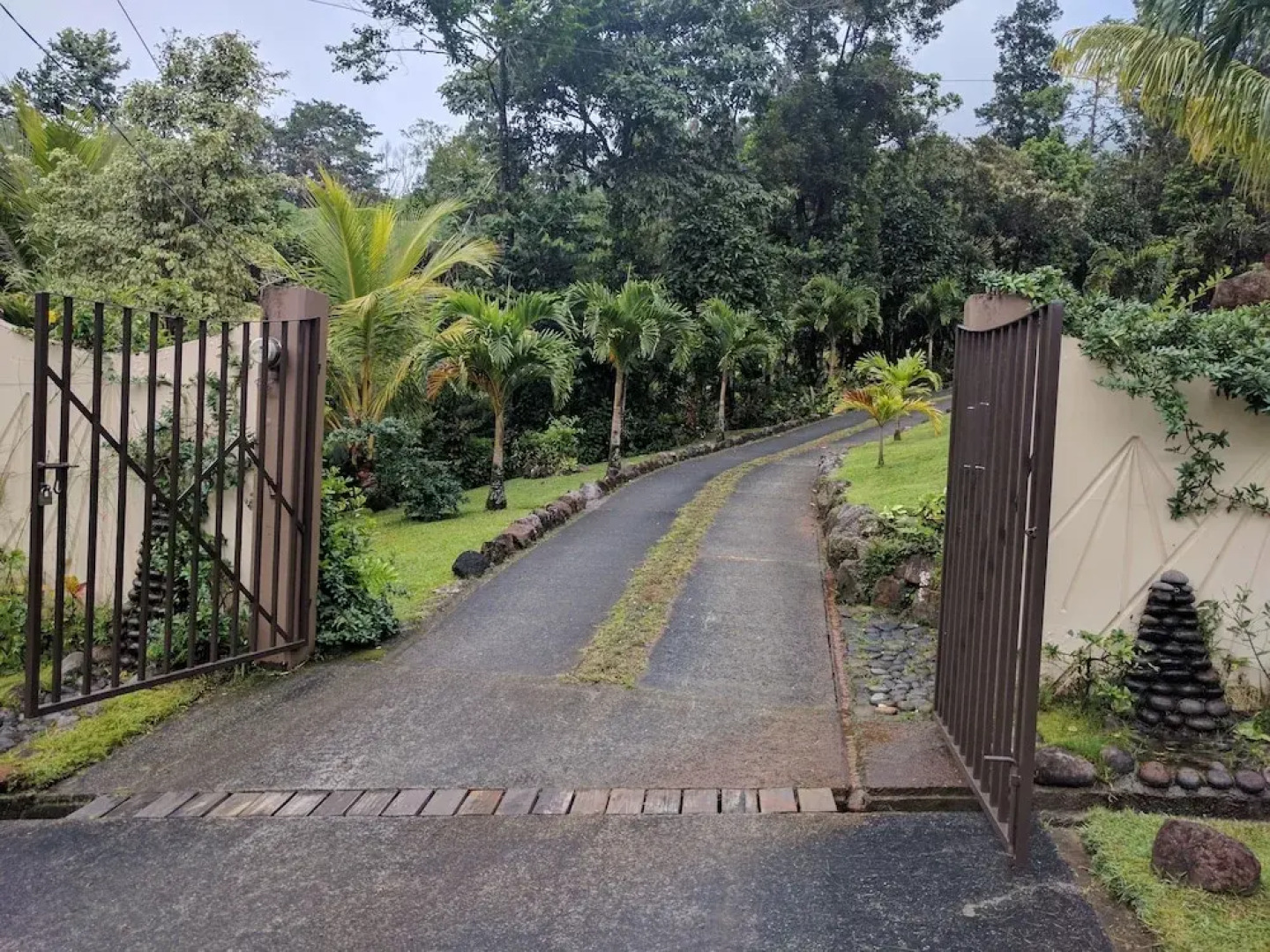 Trois Piton Apartments