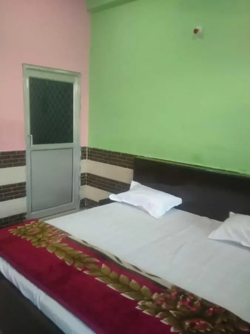 Spot On 93419 Royal Inn