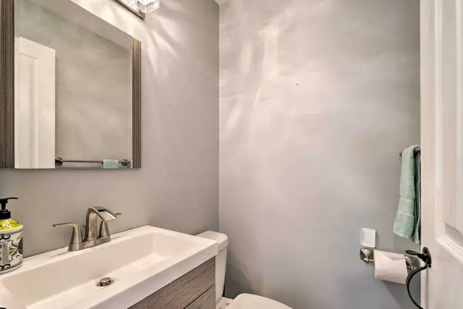 Chic Dover Home w/ Hot Tub: 1 Mi to Golf!