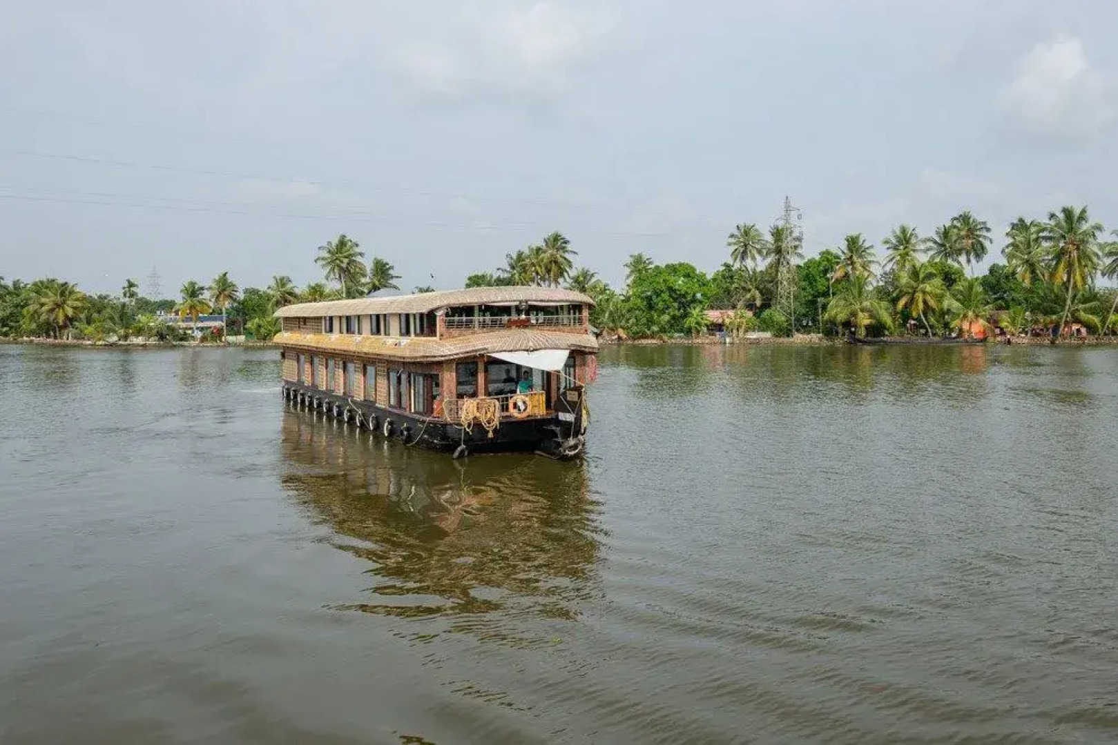OYO 22759 Houseboat Luxury Smart Gold 6 BHK