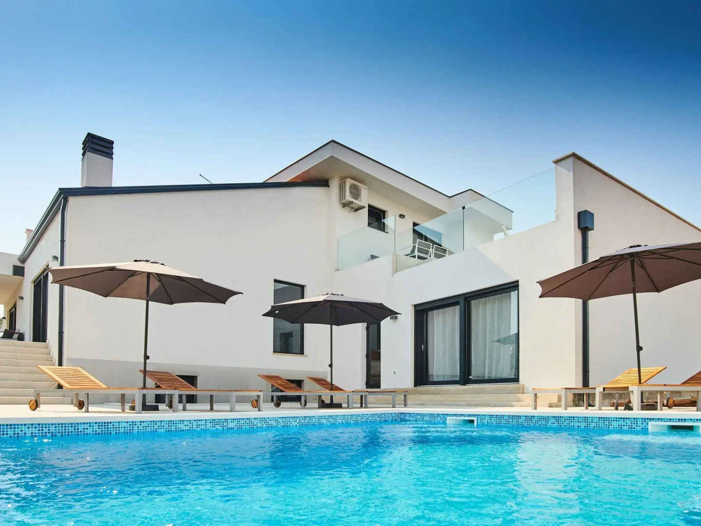 Beautifully decorated villa with pool ideal for vacation with your family.