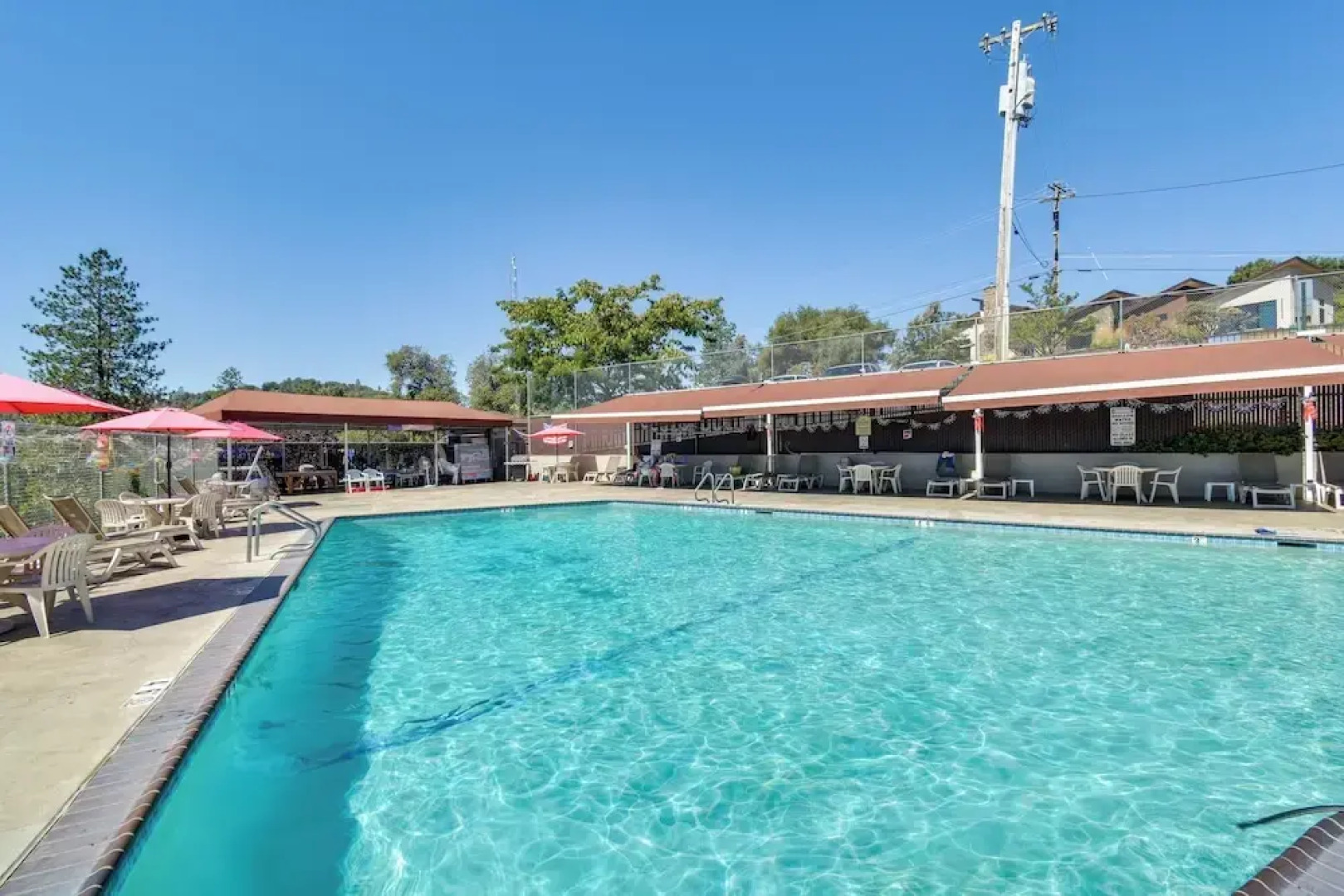 Community Perks: Welcoming Groveland Home