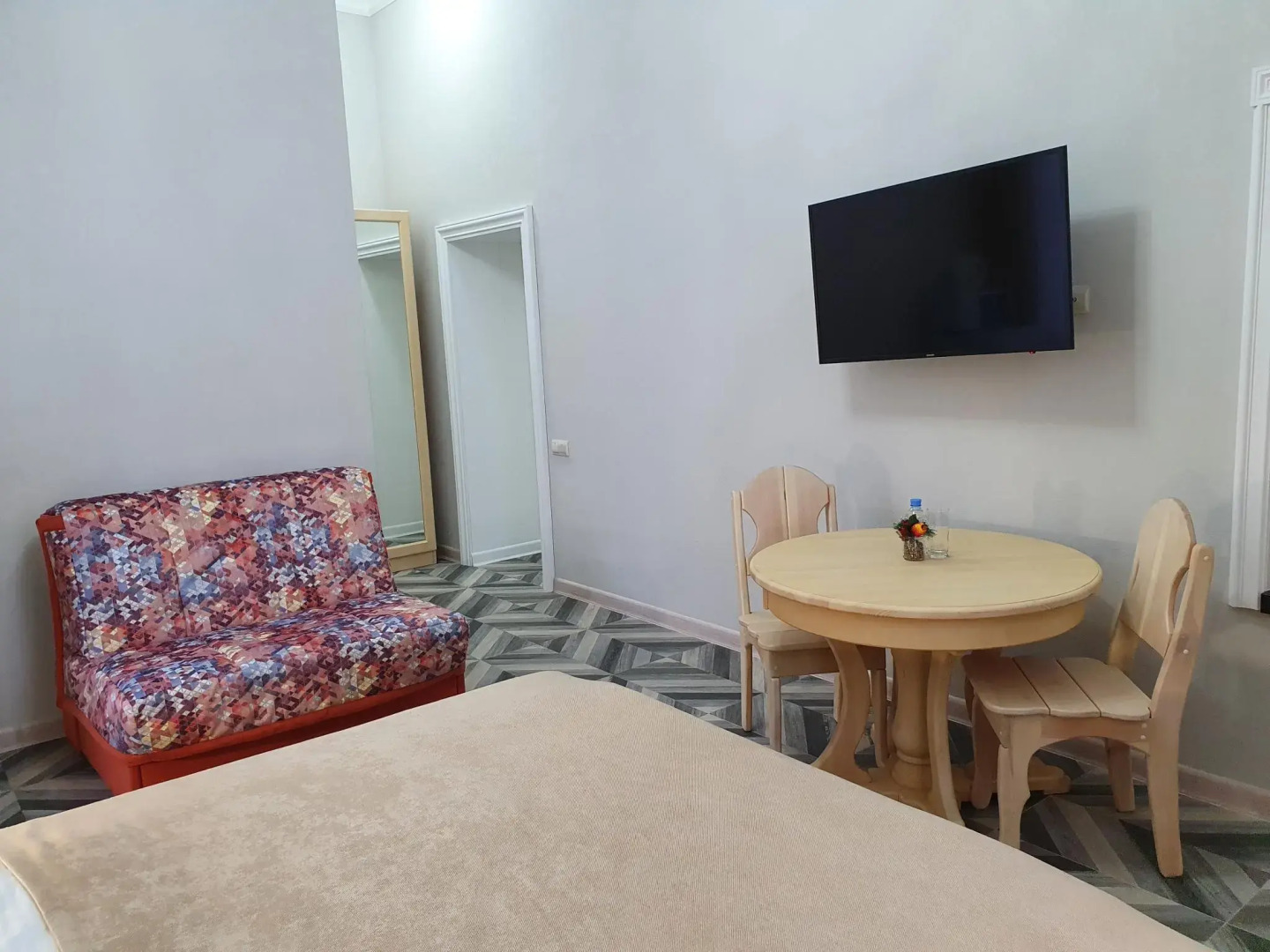 Anna and King  (on Zheleznodorozhnoy)