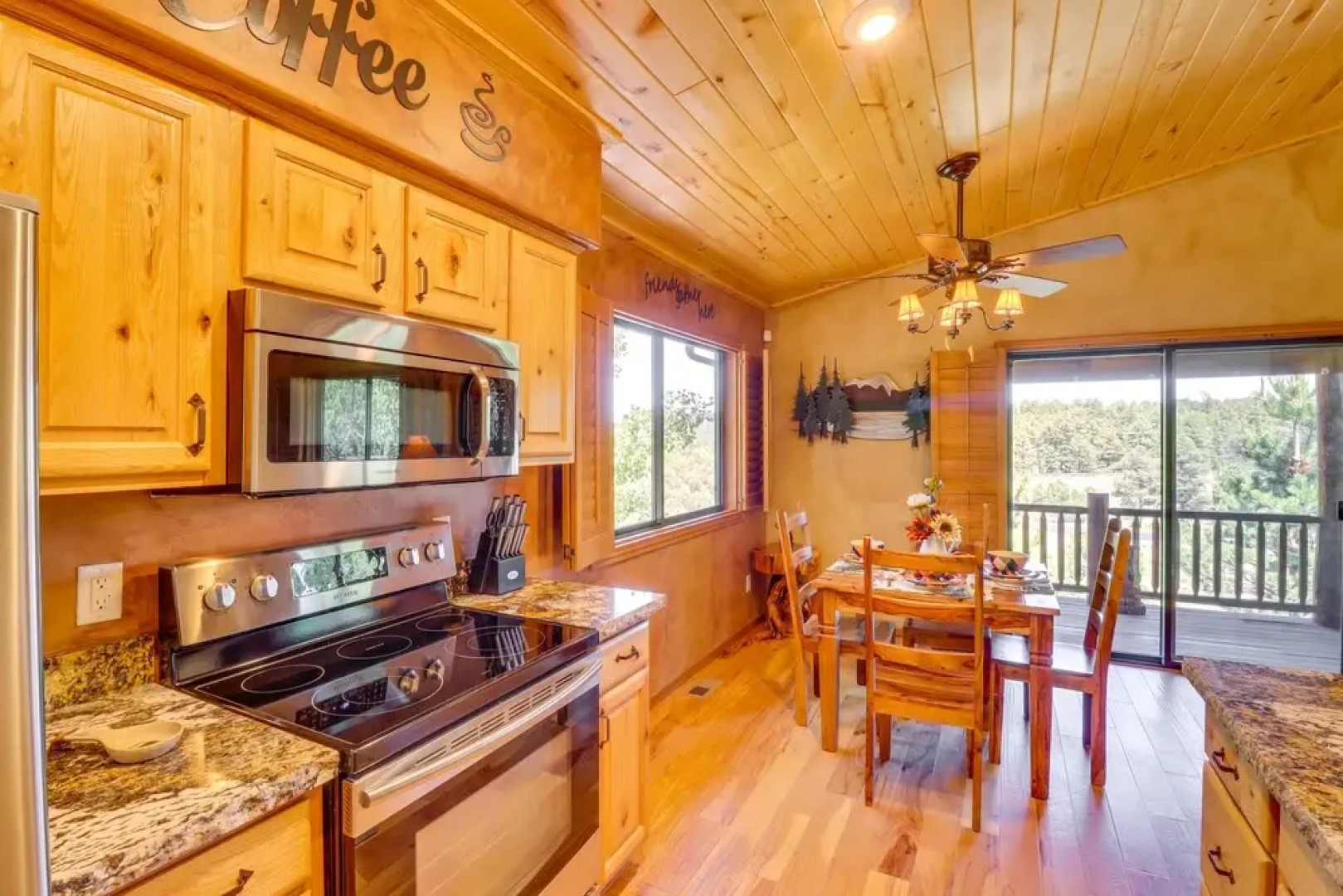 Cozy Show Low Cabin < 5 Mi to Downtown!