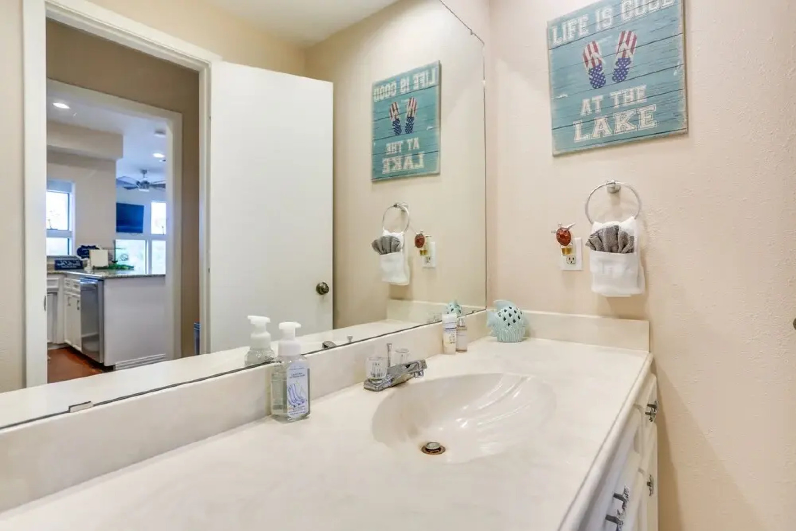 Lakefront Townhome in Pottsboro: Pets Welcome!