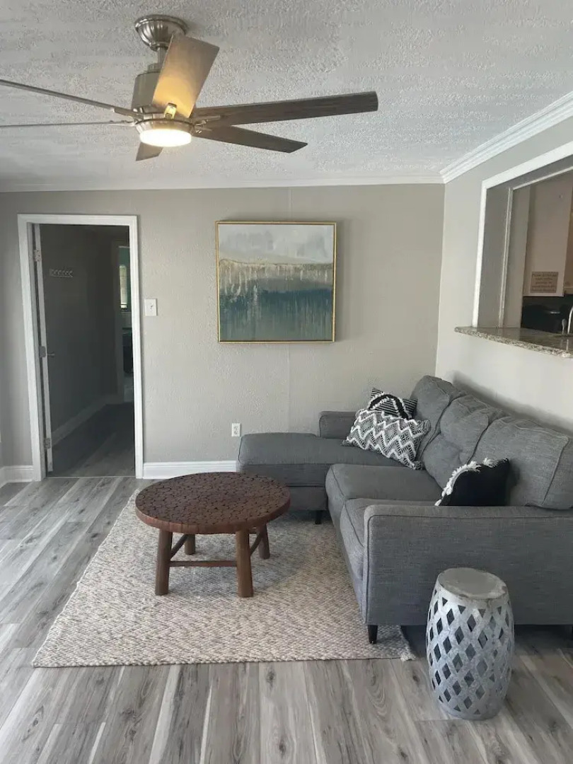 Kiss the Wave - Spacious 4BR 3BA w Pool hot tub