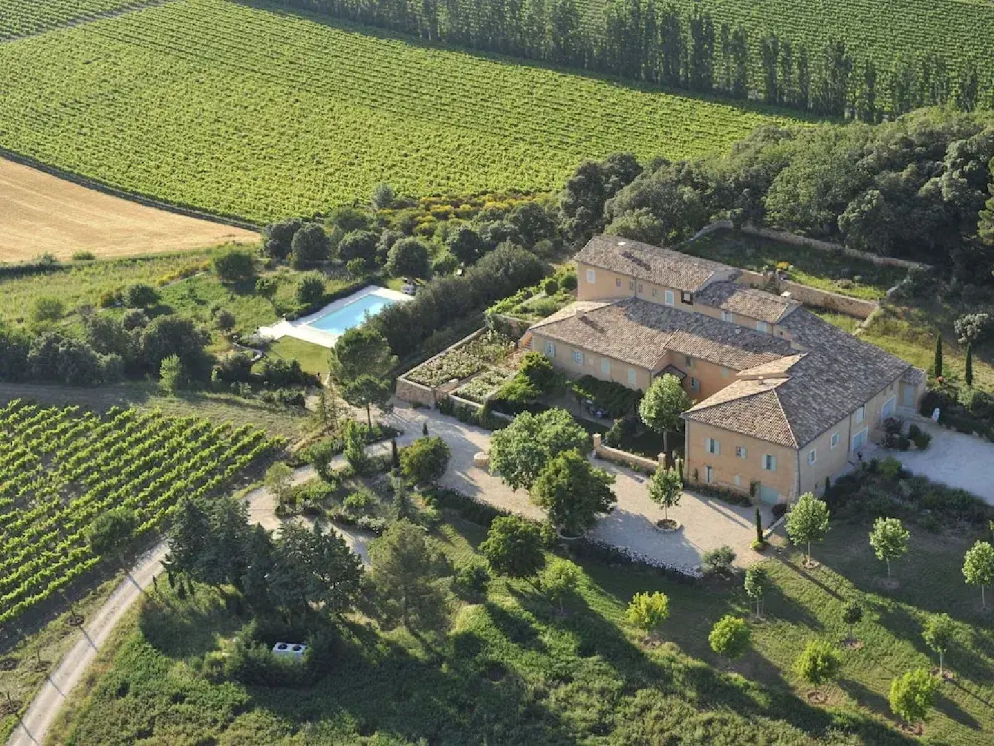 Quaint Holiday Home in Rustrel With Swimming Pool