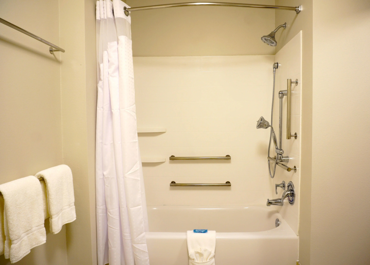 Holiday Inn Express & Suites Omaha - Millard Area by IHG