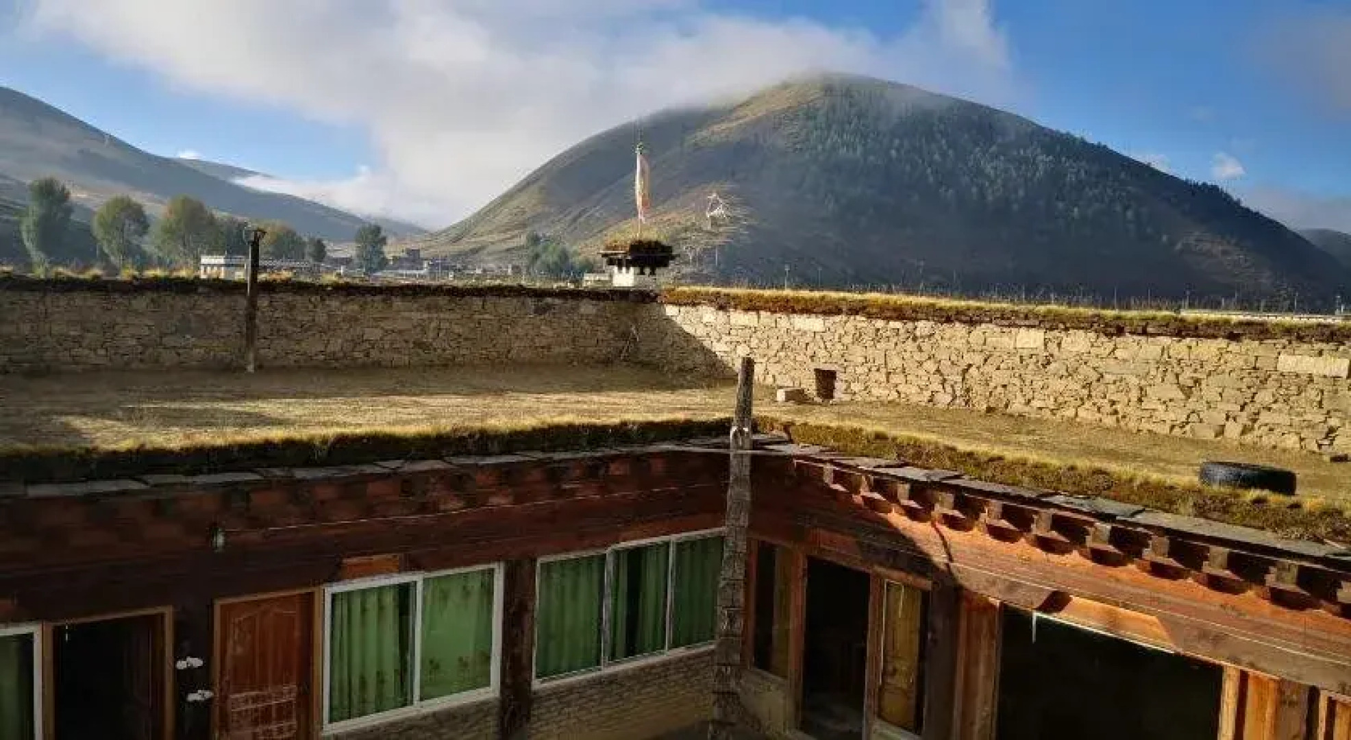 October Daocheng Youth Hostel