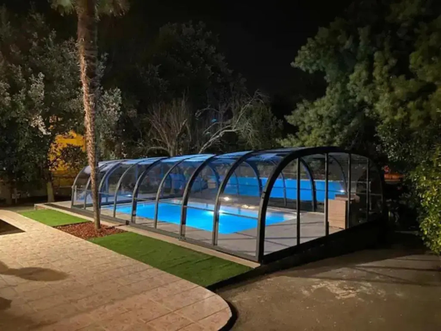 Villa bord de mer avec piscine couverte, bain nordique, salle de jeux.