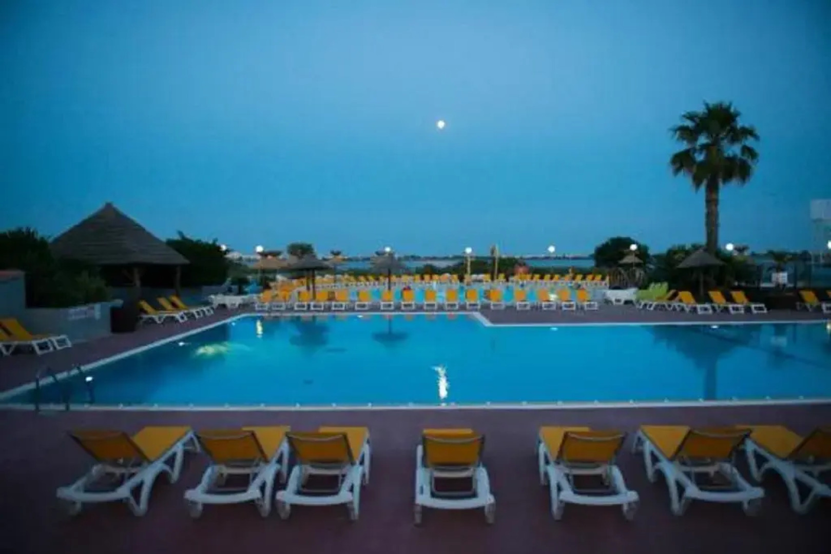 MH, 3 Ch, 43m2, climatisé, avec terrasse fermée de 18m2, super équipé, parc aquatique, draps, linge de maison inclus