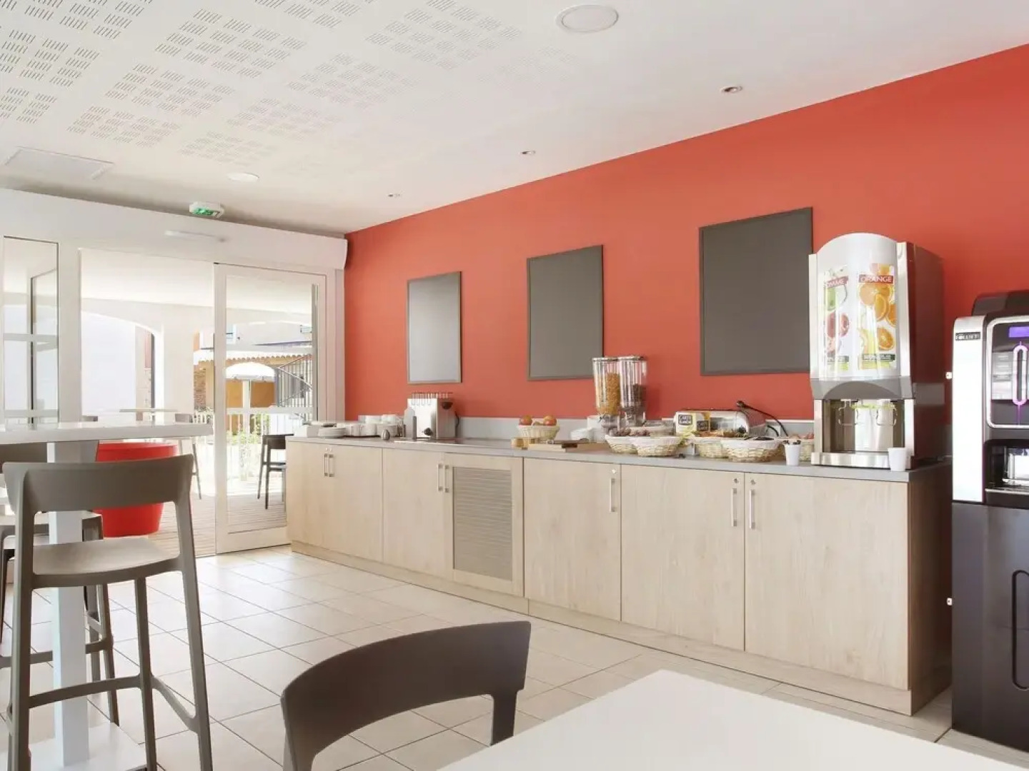 Beautiful Modern Apartment Near the Historic Aïgues Mortes