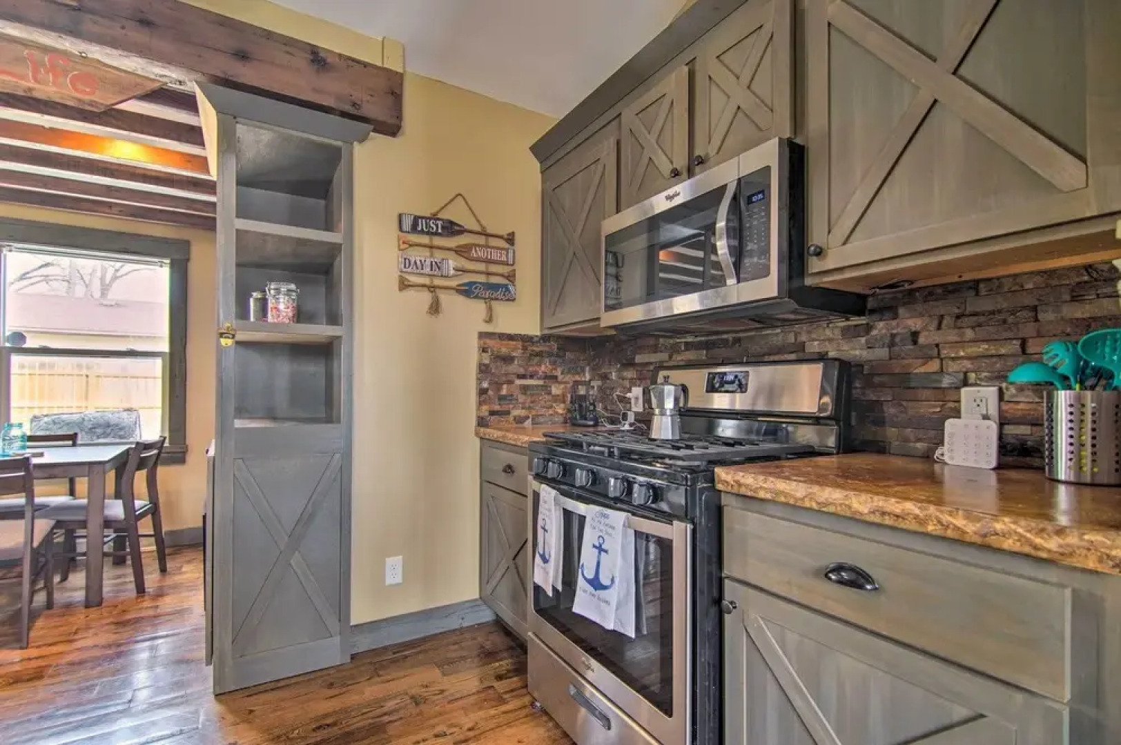 Charming Retreat - Walk to Lake Koshkonong!