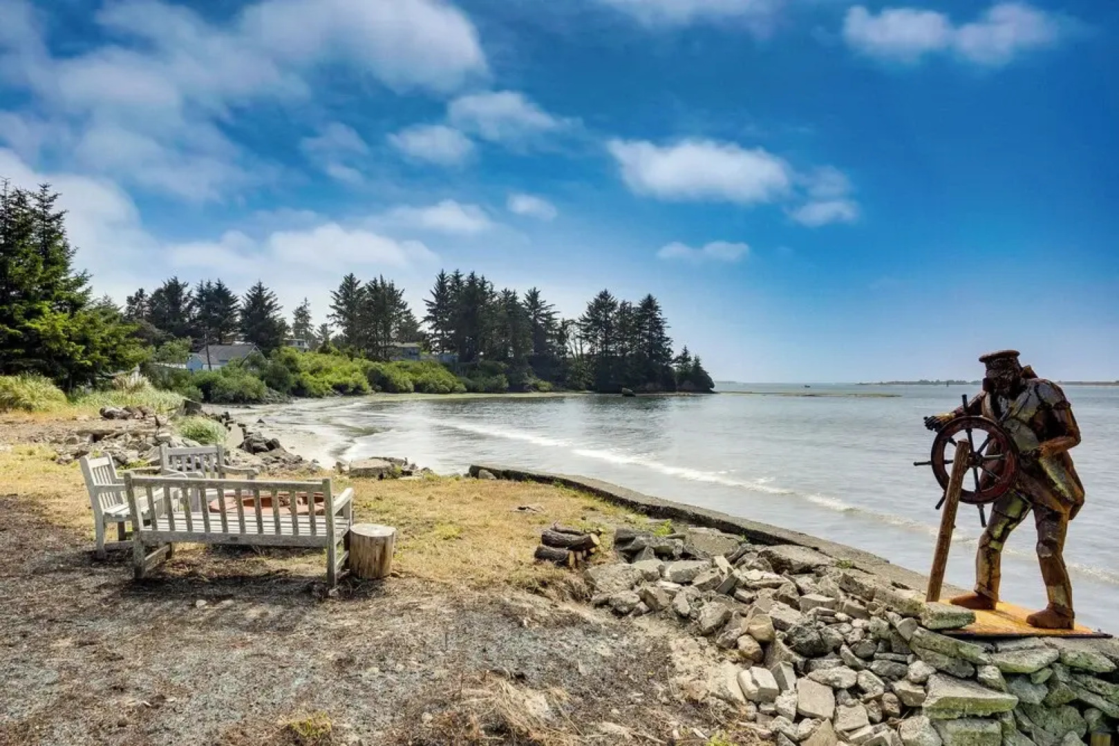 Waterfront Coos Bay Retreat w/ Kayaks!