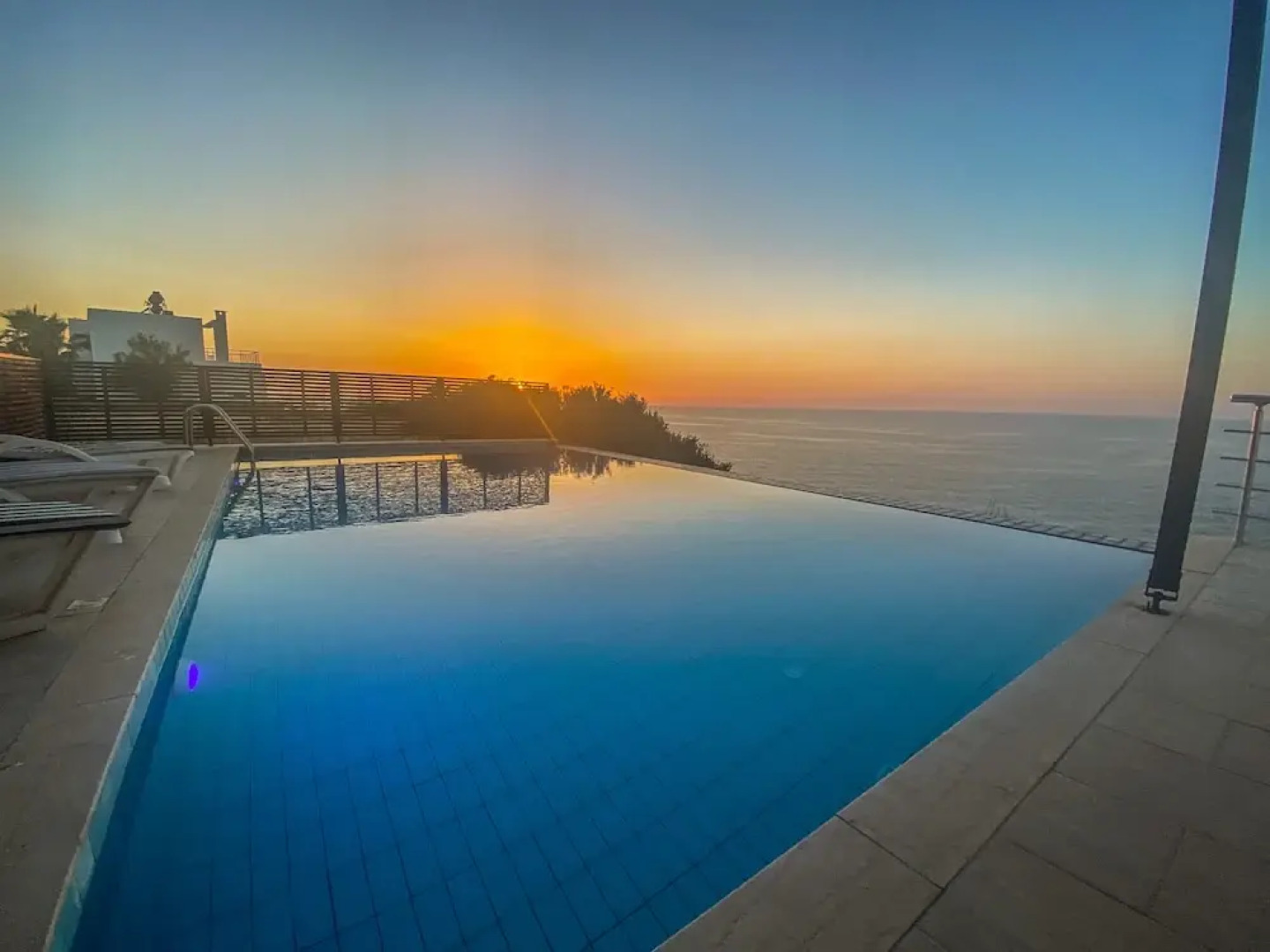 Sea Cliff Villa, 4 Beds, Sleeps 2- 8, Free Wifi,