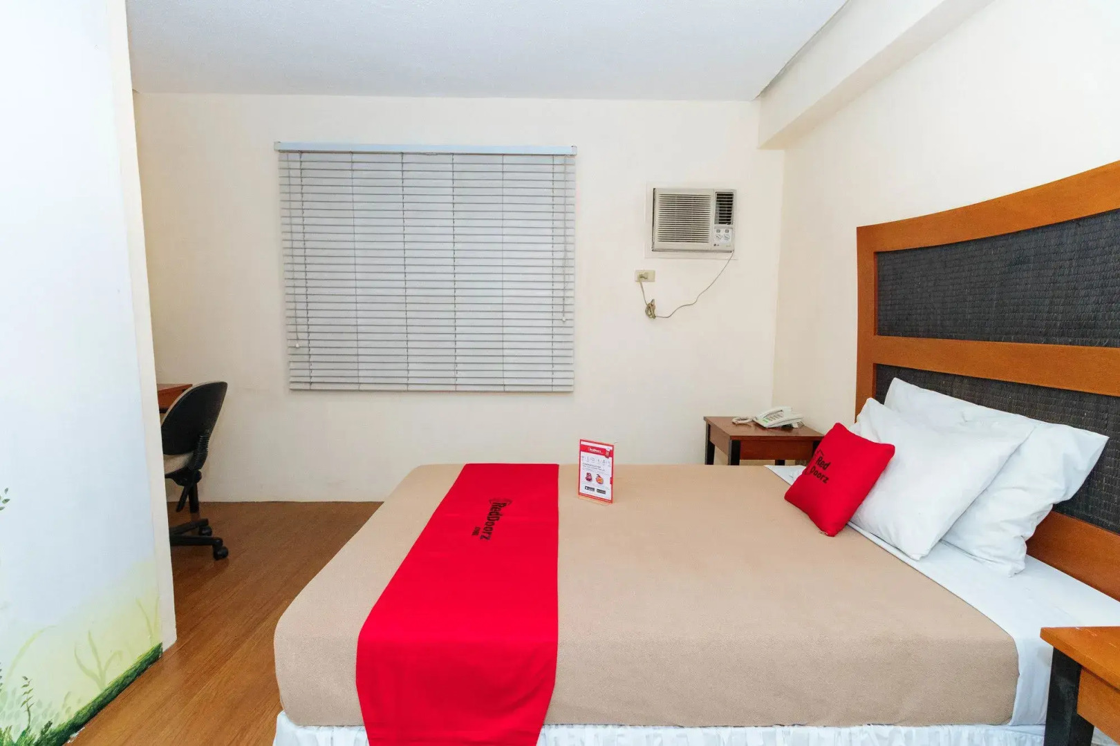 RedDoorz @ Amorsolo Makati