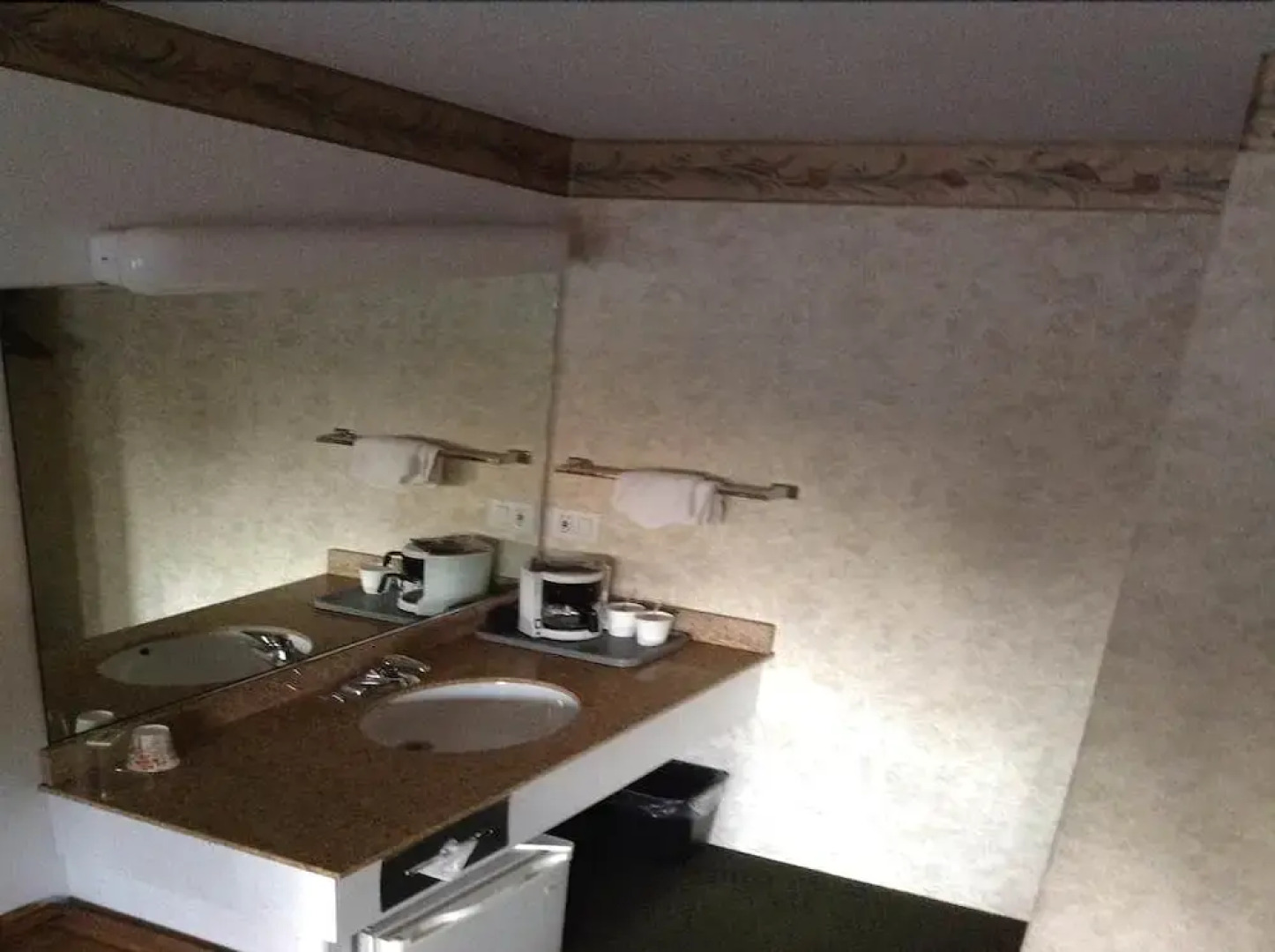 Humboldt Redwoods Inn