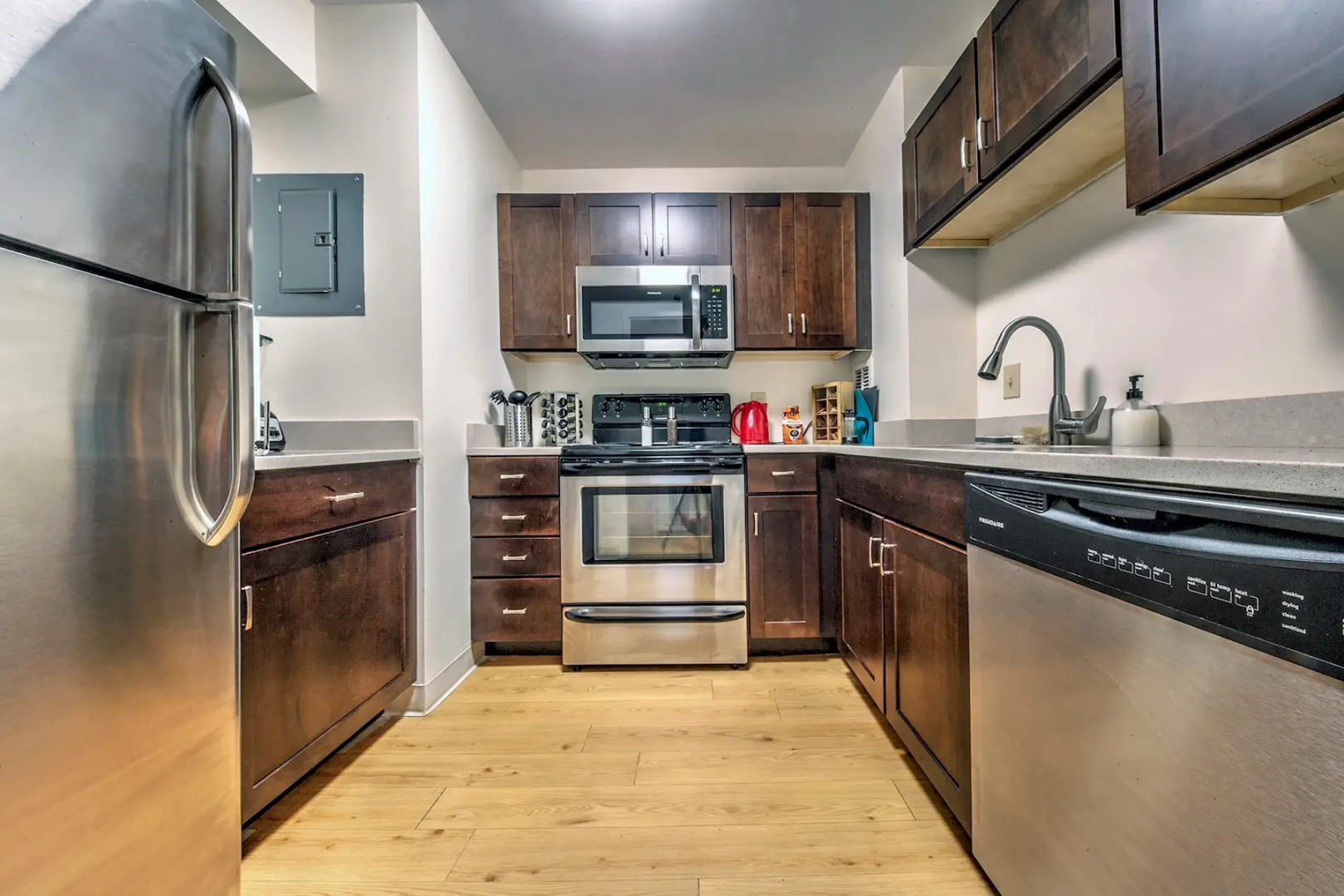 Bright Condo, Plenty of Room, Sleeps Upto 8