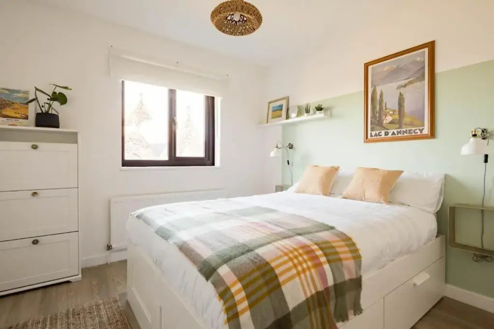 Stylish apartment with balcony, minutes from beach