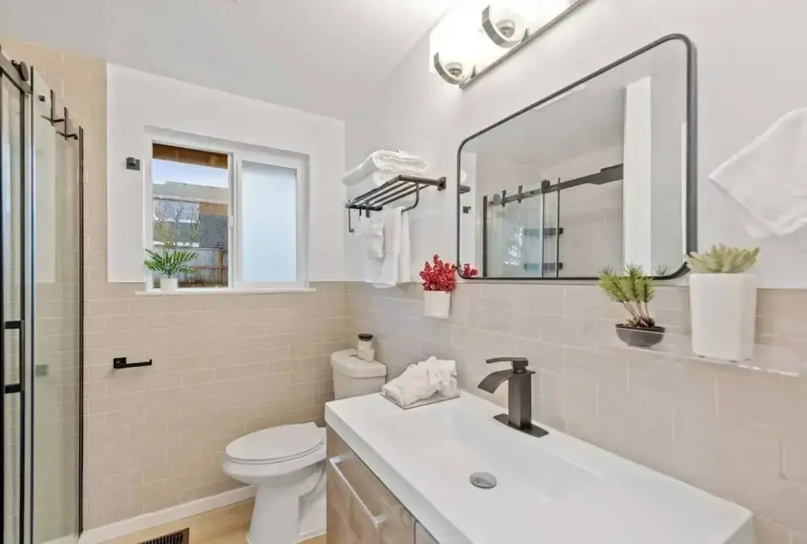 Lakeview Home in Renton, Walk to Beach, AC, Fenced