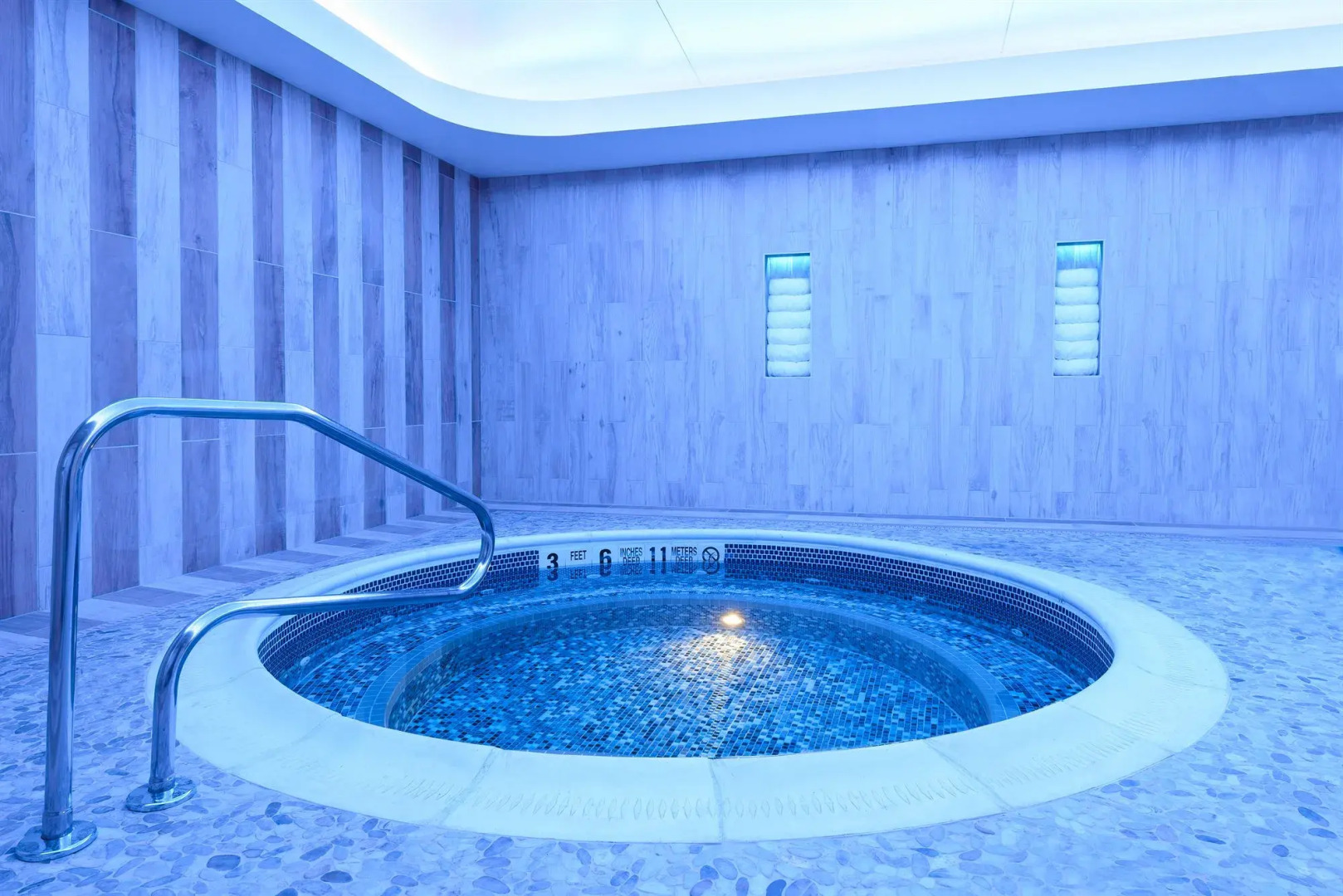 Courtyard Buffalo Downtown / Canalside