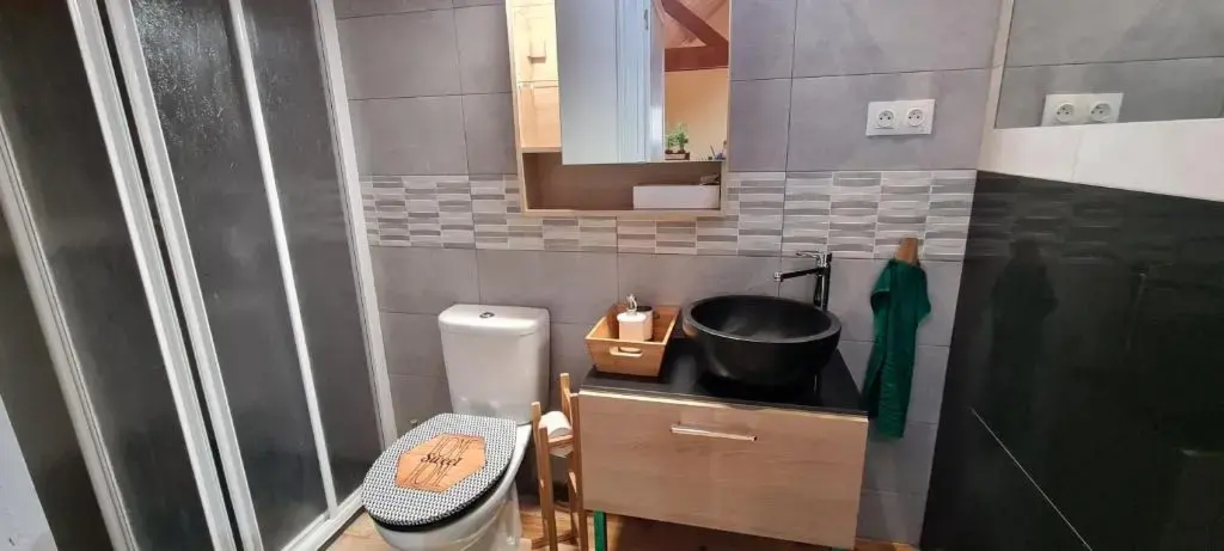 Loft mansardé du train jaune avec vue sur les montagnes