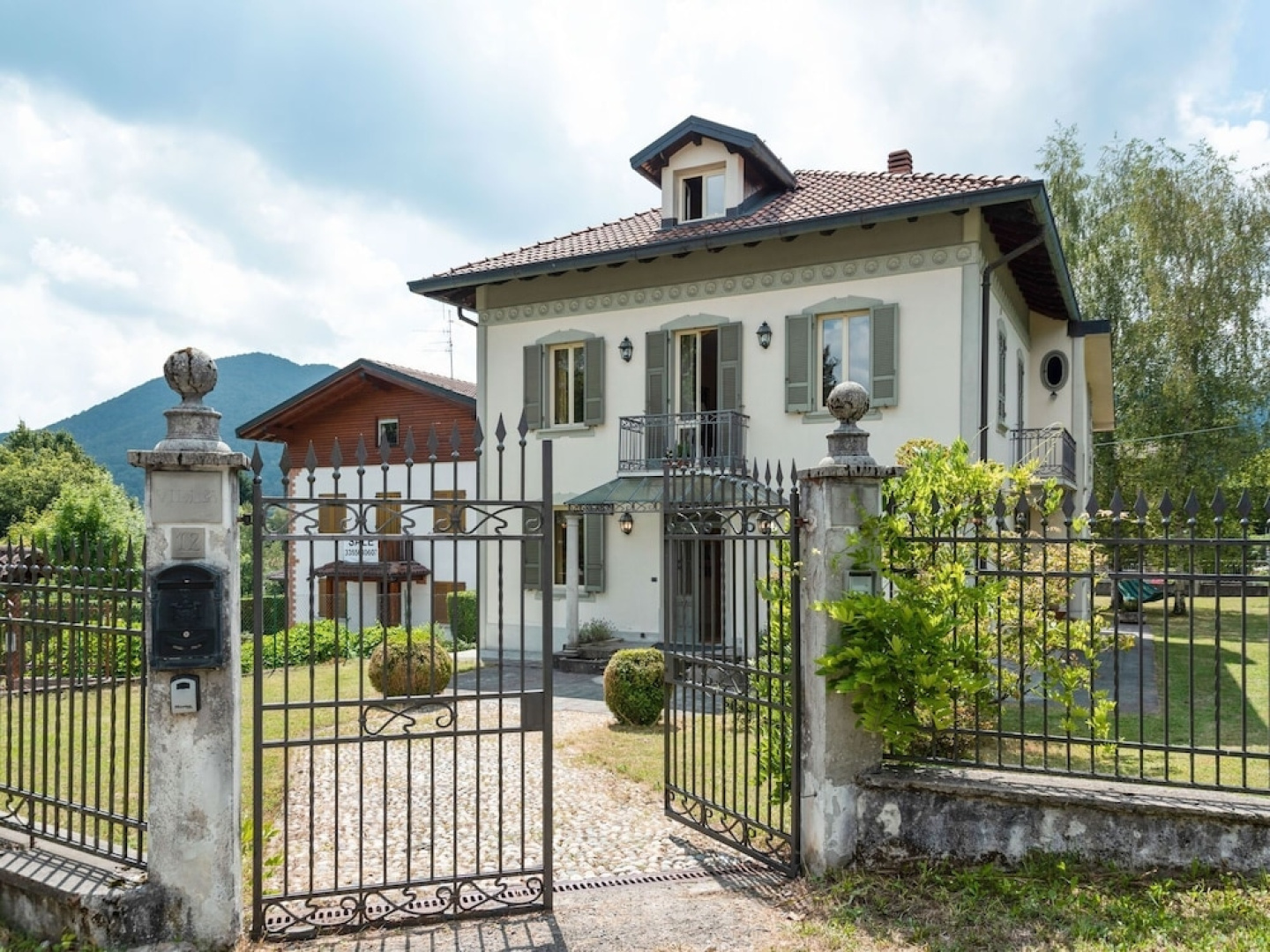 Inviting Villa In Lanzo D'intelvi With Library And Garden