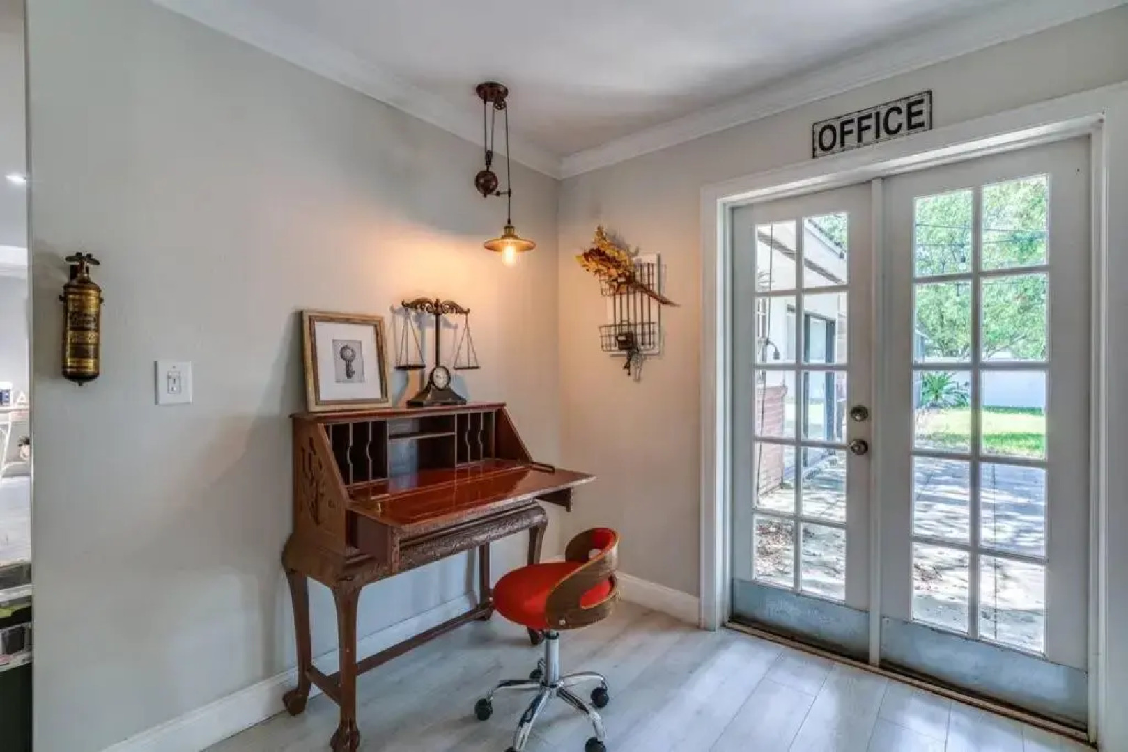 Beautiful home- Private getaway-Heated Pool/Hottub