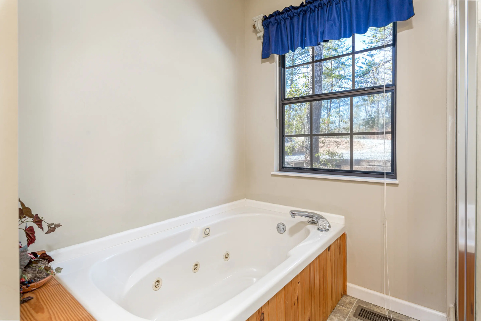 Gatlinburg Getaway Cute Cabin with Mountain Views