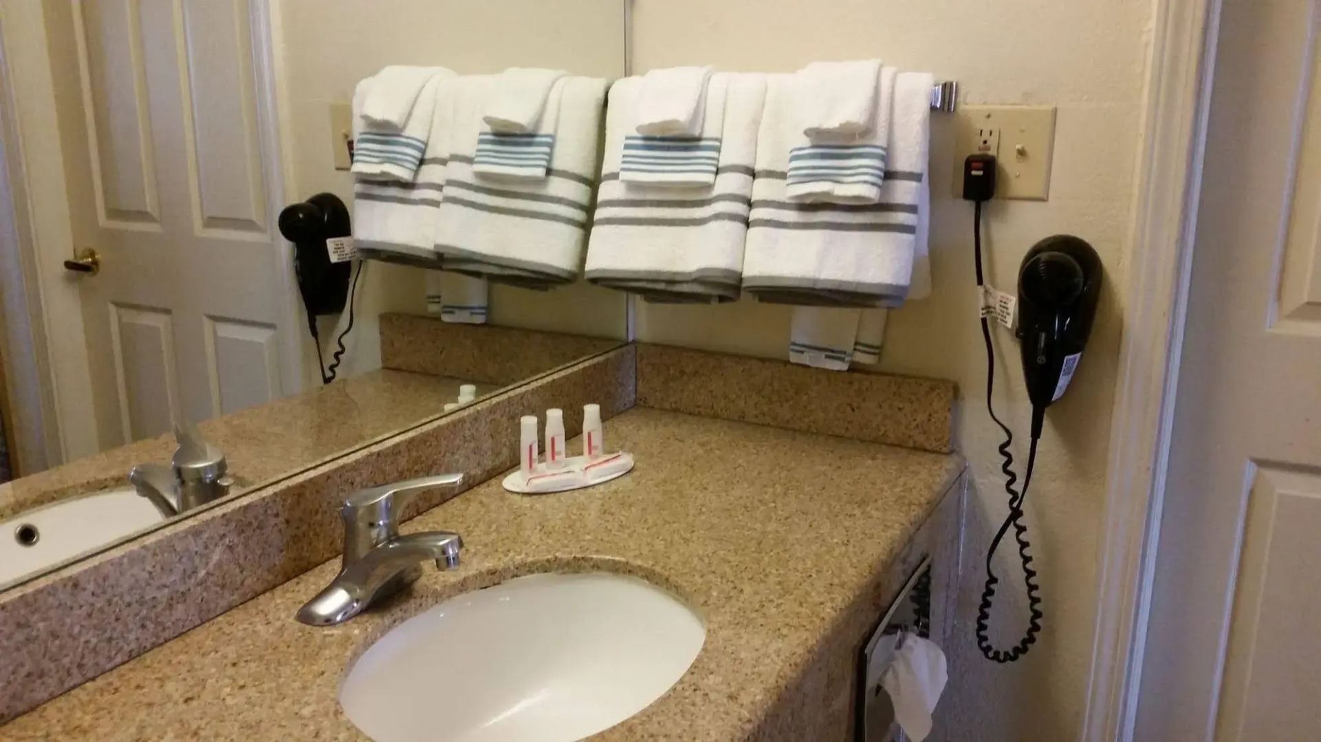 Red Carpet Inn & Suites