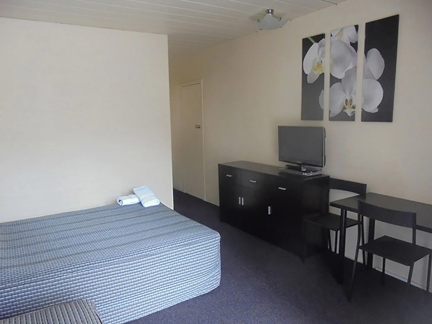 Riverbank Park Motel