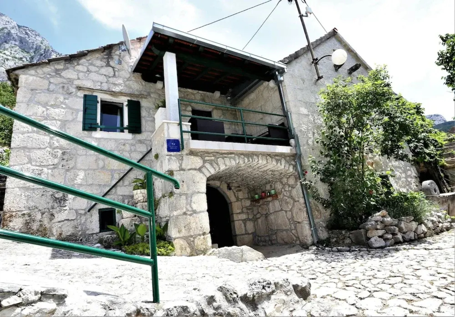 Holiday house in stone with heated pool
